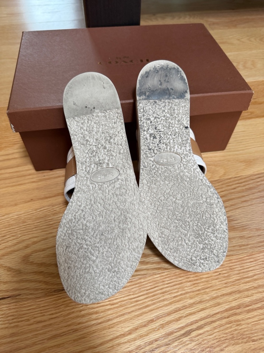 Coach  women’s 5.5M, White and Tan Eileen Leather Slide Sandals with Gold Logo. - Picture 4 of 7